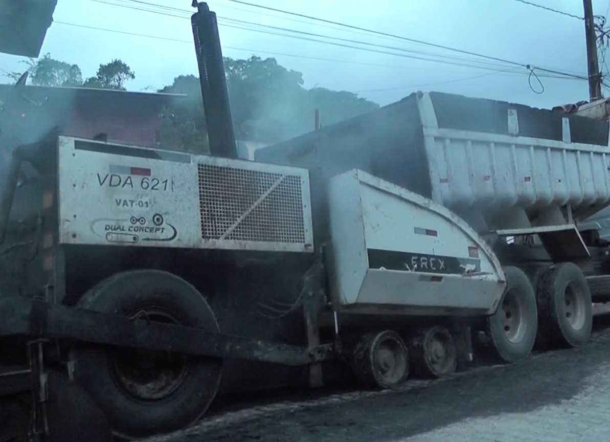 Camacã: Prefeito Paulo do Gás leva asfalto para Leoventura com recursos próprios